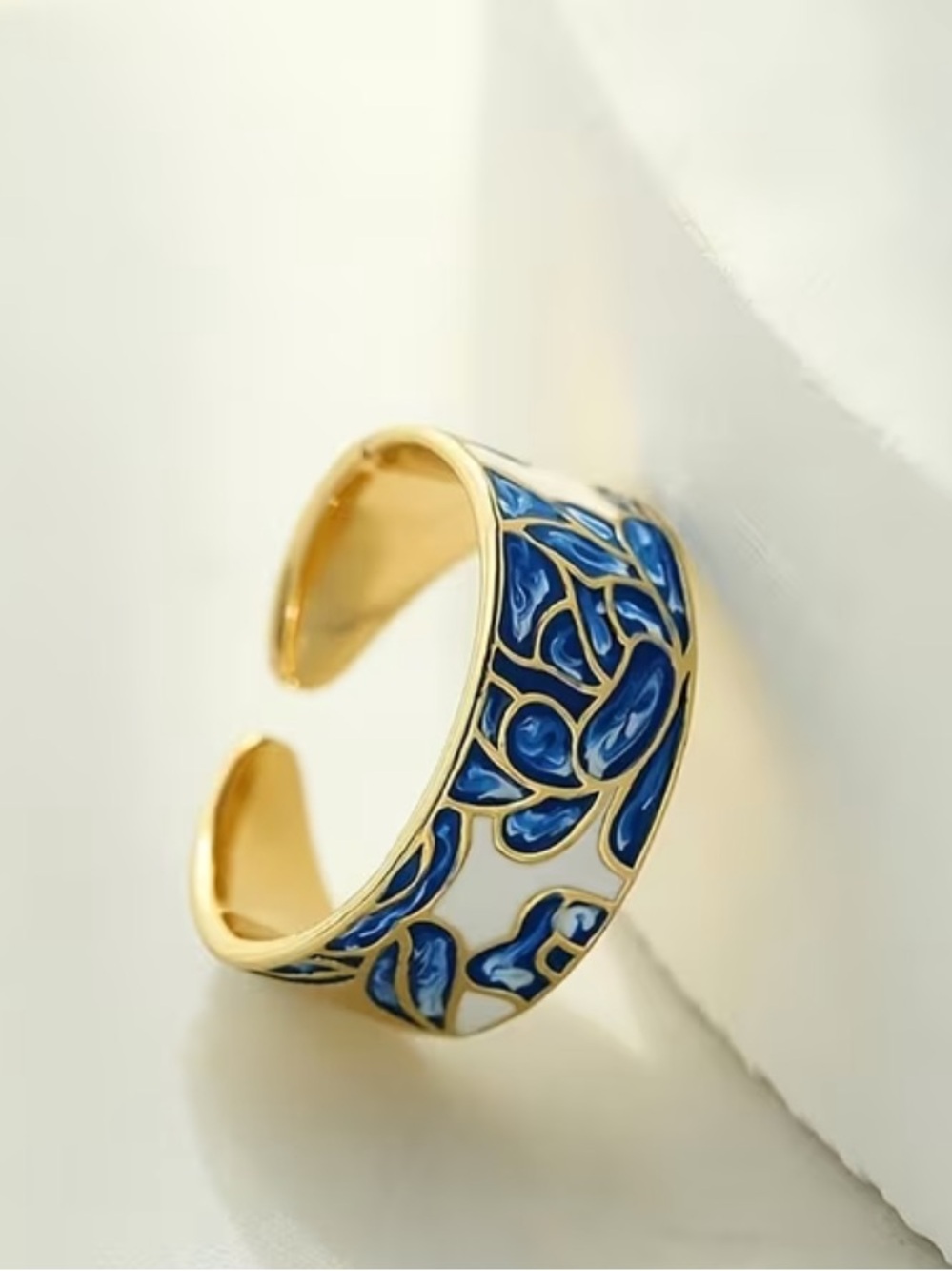 5/$25 White Enamel Open Band Gold Ring With Blue Floral Details Size 6